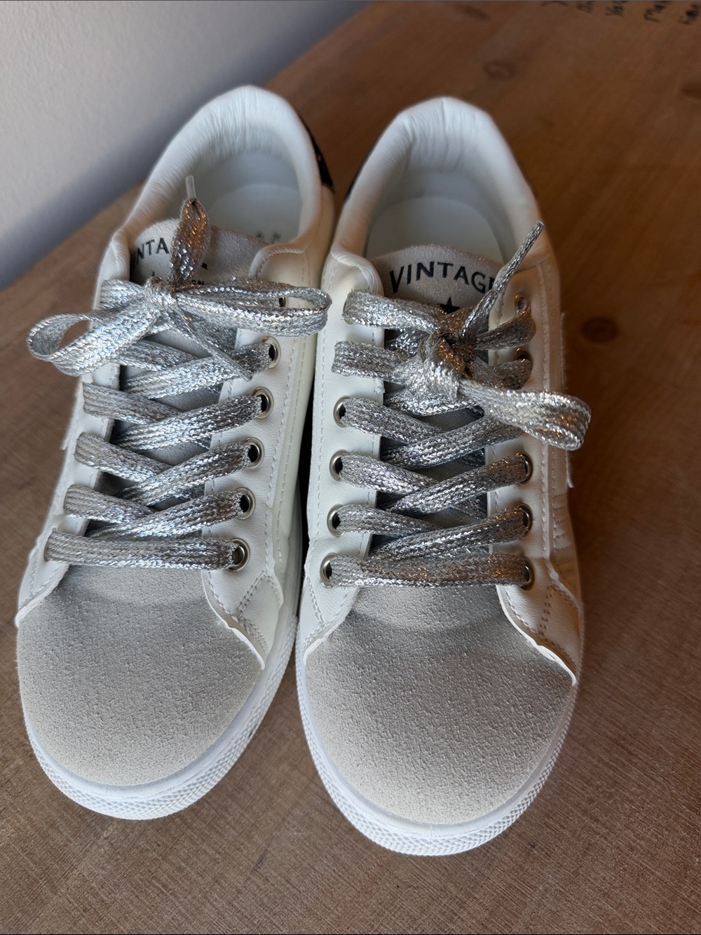 Vintage Havana sneakers women’s size 8. White with black and silver.